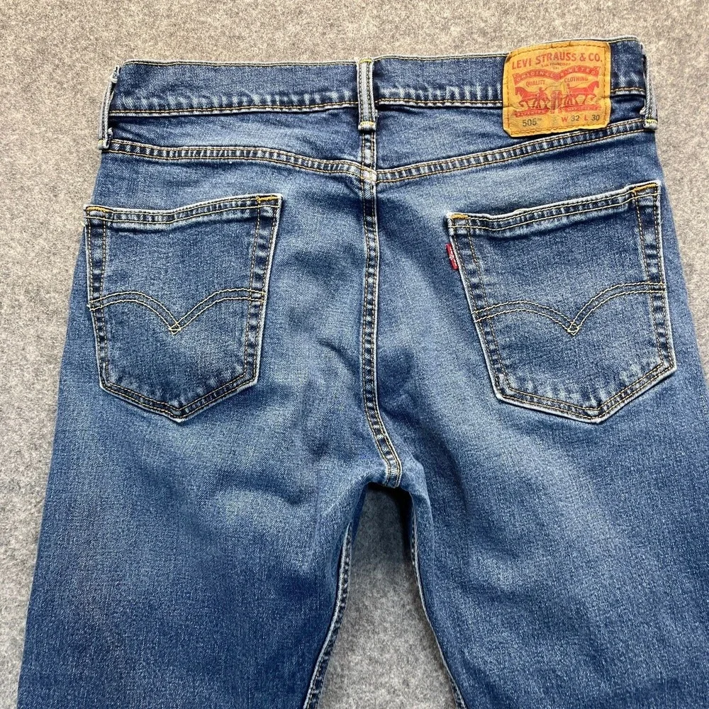 Levis Jeans Men's 32x30‎ 505 Regular Fit Straight Leg Medium Blue Denim Jeans